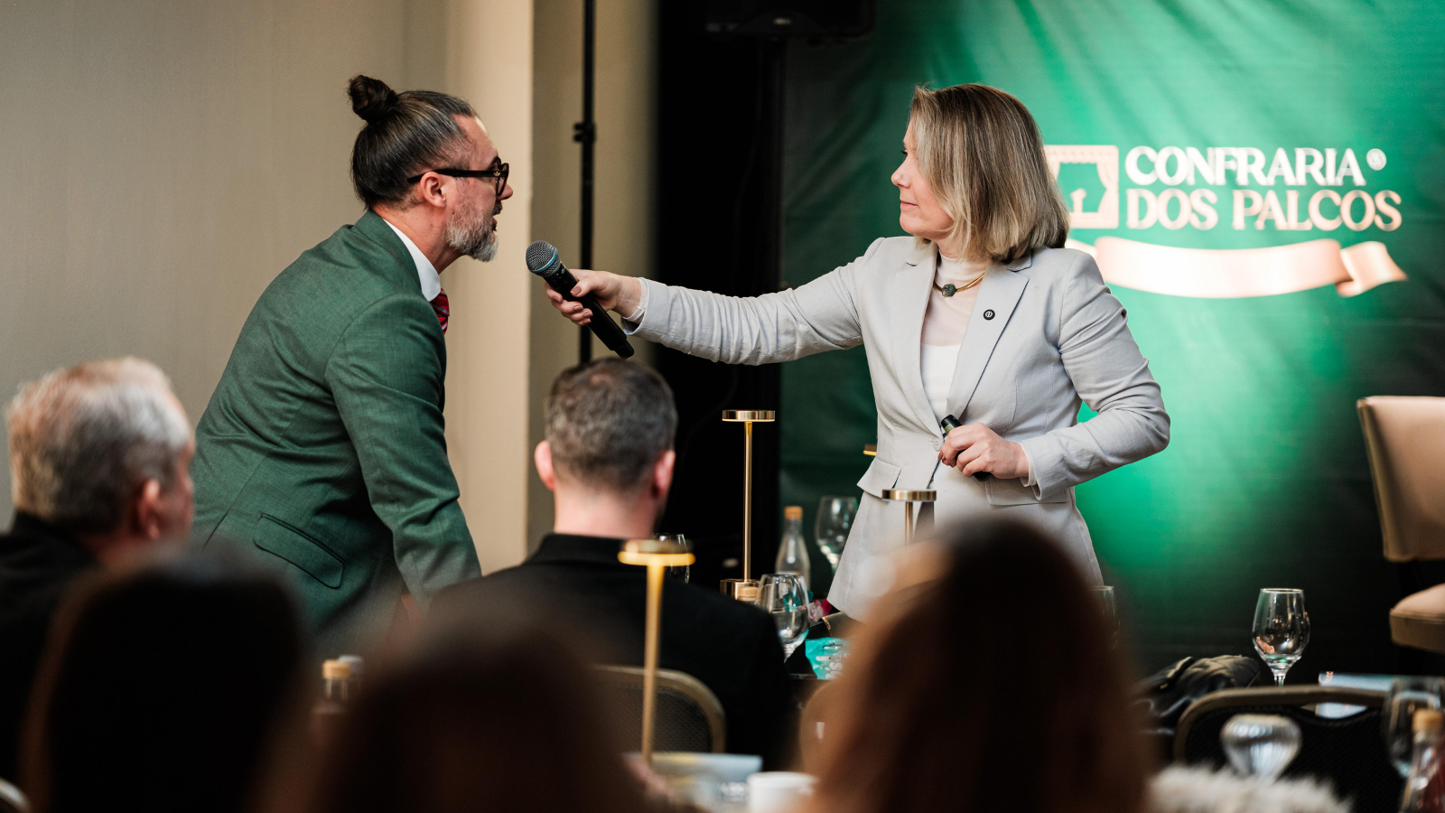 Lisandra Nienkoetter durante dinâmica da Confraria dos Palcos, participando de atividade de comunicação e desenvolvimento de presença de palco.