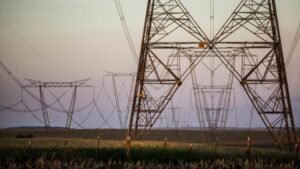 Conta de luz do Brasil é mais cara que a de 77 países