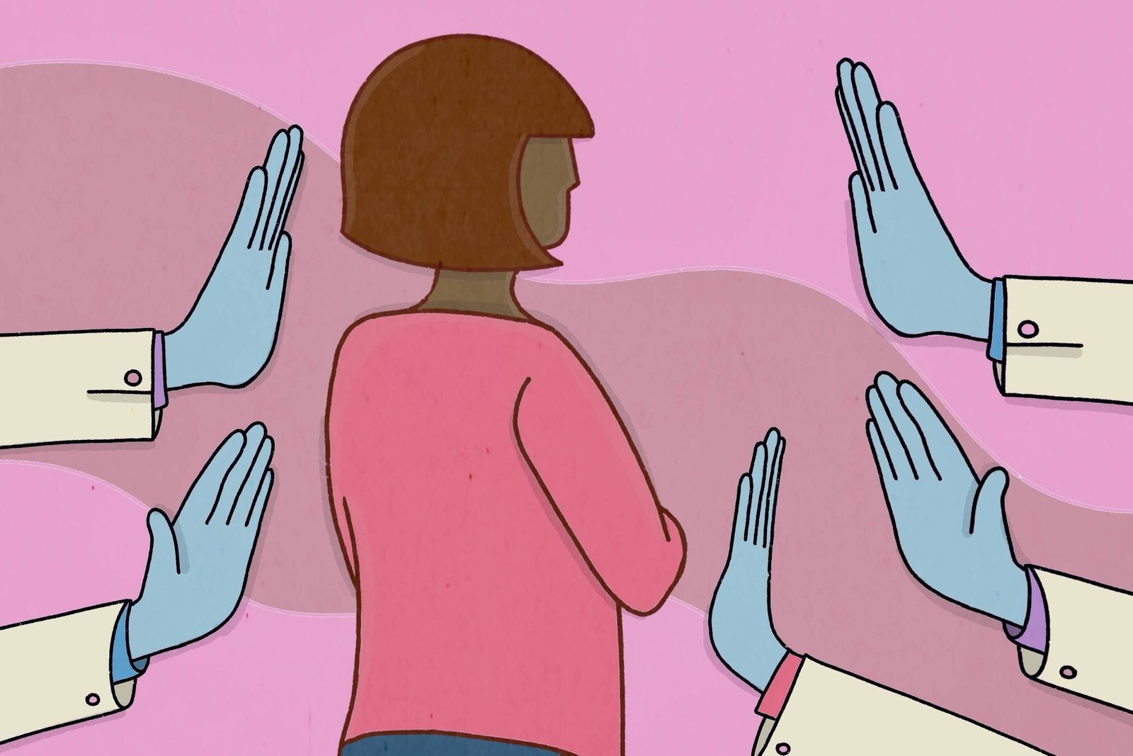 Ilustração em estilo gráfico mostra uma mulher vista de costas, com cabelo curto castanho em corte reto, vestindo blusa rosa. Ela está posicionada no centro da imagem, levemente curvada para frente, com os braços próximos ao corpo, transmitindo postura de recolhimento ou desconforto.  Ao redor dela, quatro mãos grandes usando luvas azuis aparecem vindas das laterais da imagem, com as palmas abertas e voltadas em sua direção, como se estivessem dizendo pare ou bloqueando sua passagem. As mãos vestem mangas claras com punhos abotoados, sugerindo figuras de autoridade ou profissionais.