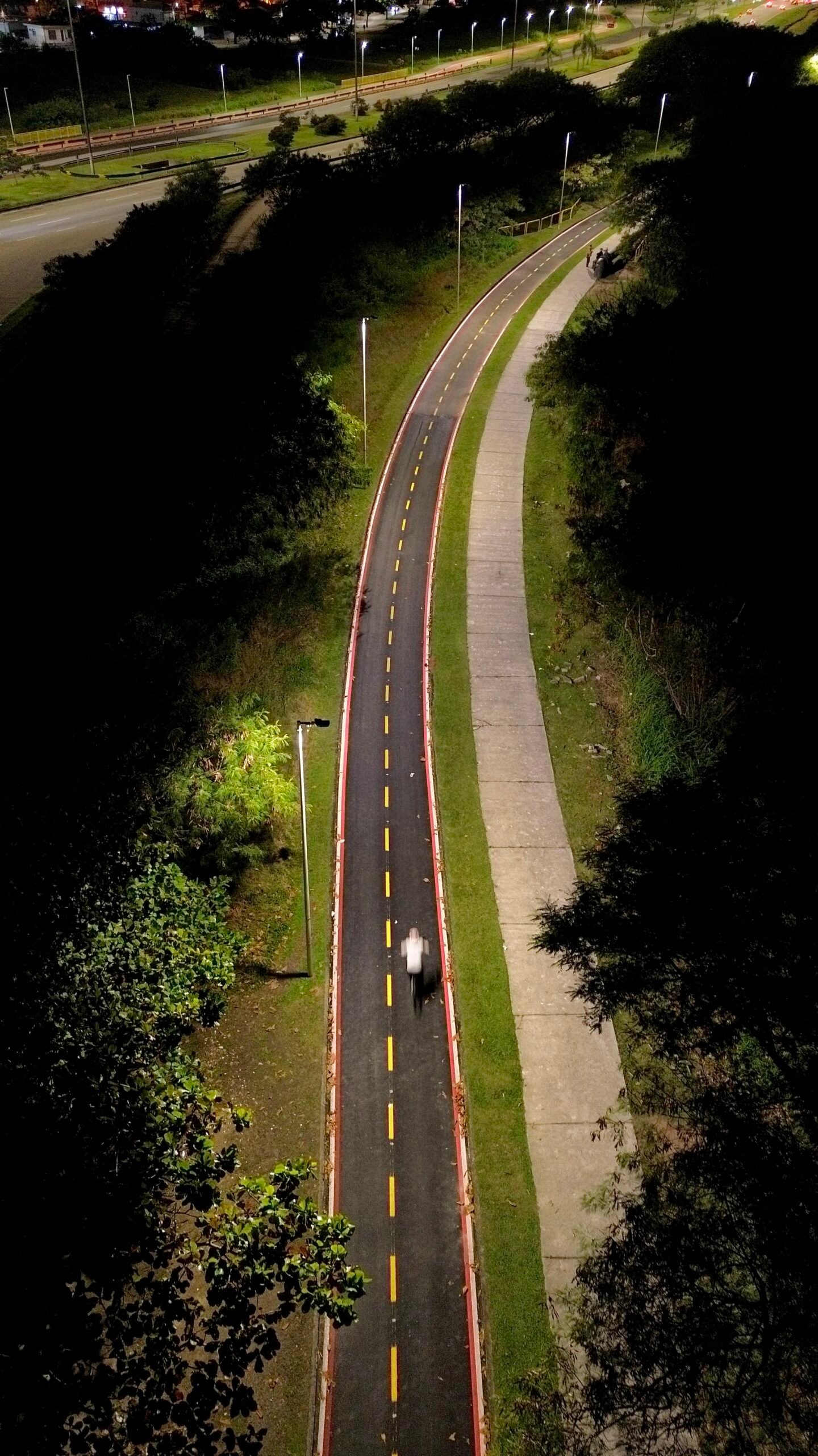 Nova iluminação de LED transforma ciclovia da Via Expressa Sul em opção segura de mobilidade e lazer à noite em Florianópolis