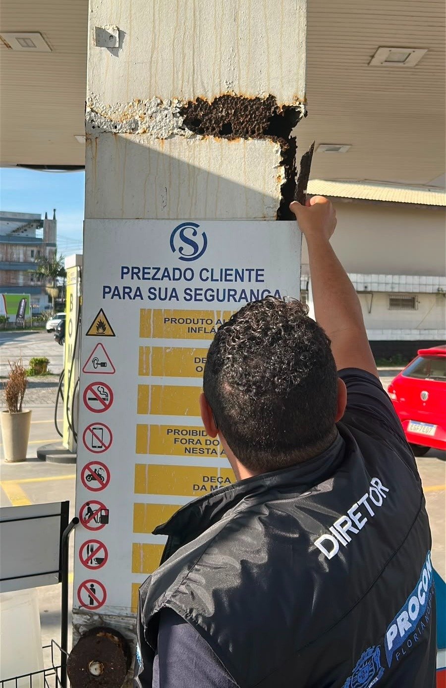Procon de Florianópolis interdita posto de gasolina no bairro Santinho por risco à segurança dos consumidores