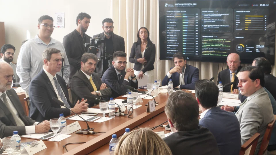 Renan Santos atrai empresários, mas apoio aberto ainda engatinha