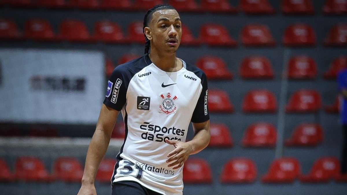 Corinthians testa Maicon, do futsal, no futebol de campo