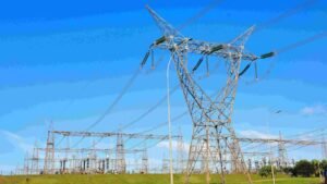 Linhas de transmissão de energia elétrica da usina hidrelétrica Itaipu Binacional sob céu claro.