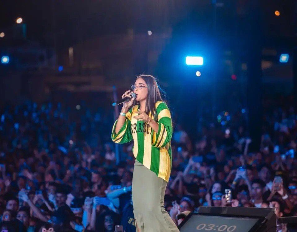 Conheça a cantora Esther, nova promessa da música gospel