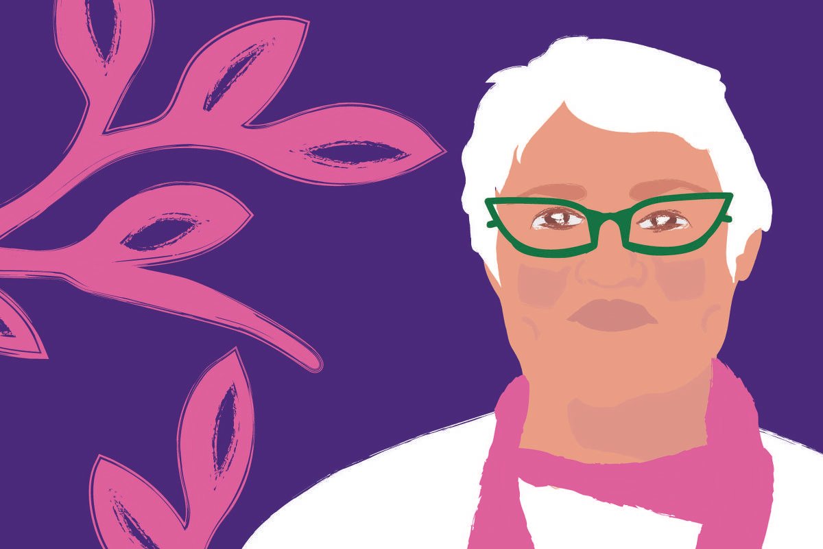 Ilustração de fundo roxo, com folhagem cor de rosa. À direita está o retrato de Amelinha Teles, ela é uma mulher branca, de cabelos grisalhos, usa óculos verdes, veste uma blusa branca e tem um lenço cor de rosa rosa no pescoço.