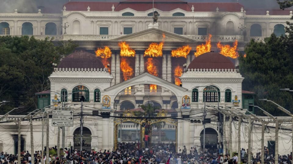 Como uma revolta contra a corrupção e a censura derrubou um governo no Nepal