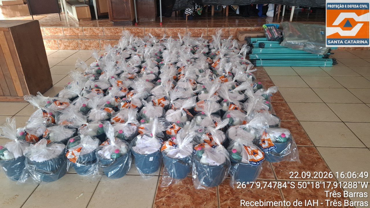 Defesa Civil de Santa Catarina distribui itens de assistência humanitária às famílias atingidas pelas chuvas