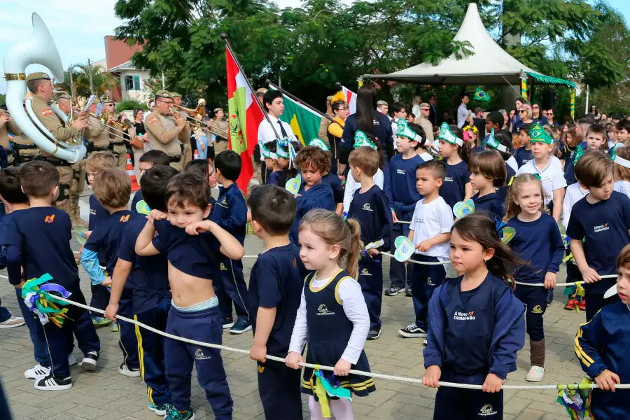 Desfile Cívico reúne estudantes e comunidade no bairro Carianos 1