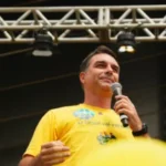Flávio Bolsonaro critica Lula pelo momento do reajuste do Bolsa Família.