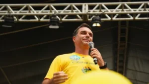 Flávio Bolsonaro critica Lula pelo momento do reajuste do Bolsa Família.