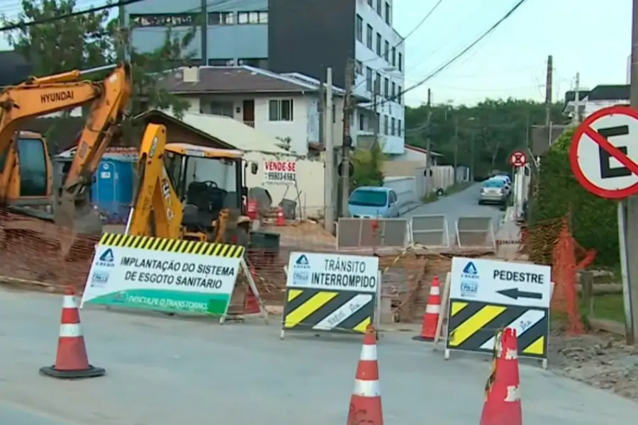 Obras de esgotamento sanitário alteram trânsito na SC-401 a partir de segunda-feira • Sul de Floripa