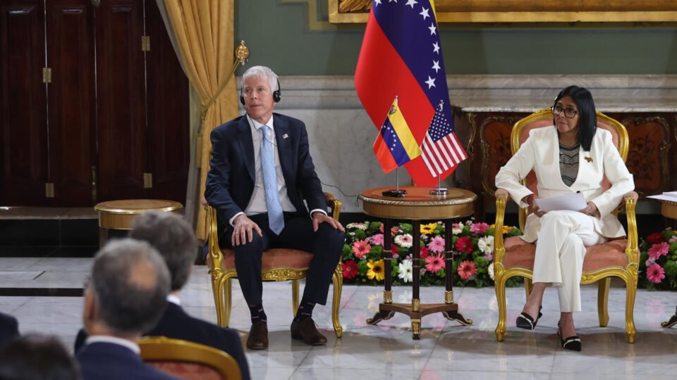Por que a oposição da Venezuela está criticando o acordo de petróleo entre Trump e o chavismo
