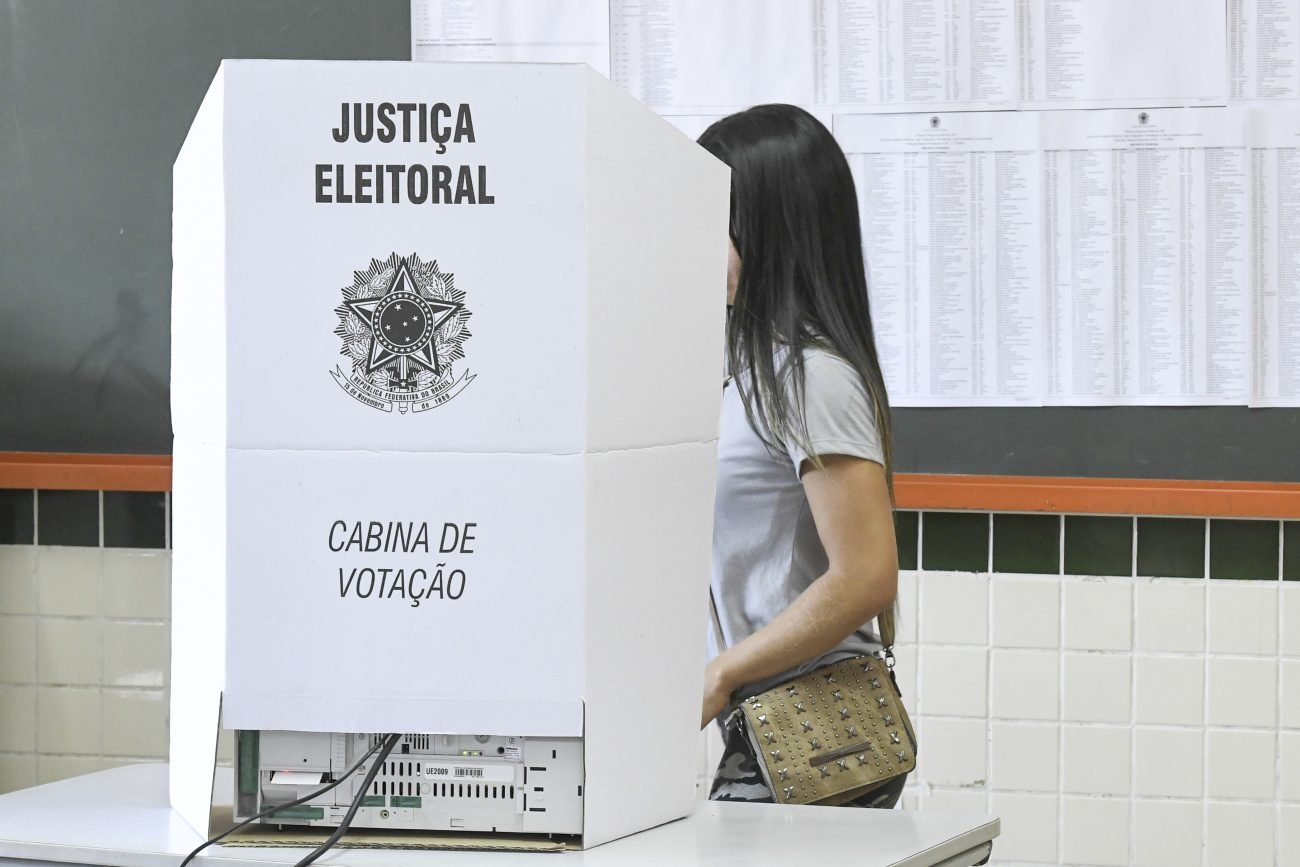 Quem decide as Eleições 2026 em SC? Dados mostram perfil com maioria feminina, 54% de solteiros e forte concentração em 10 cidades