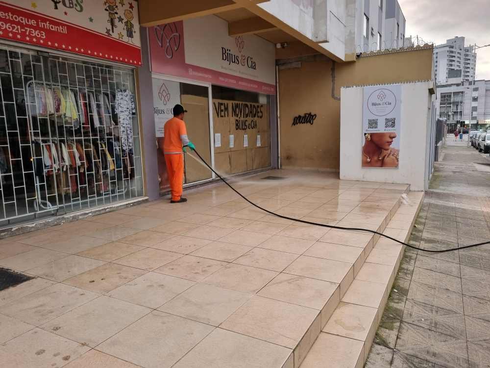 São José coloca máquinas na rua para acelerar limpeza e conservação urbana