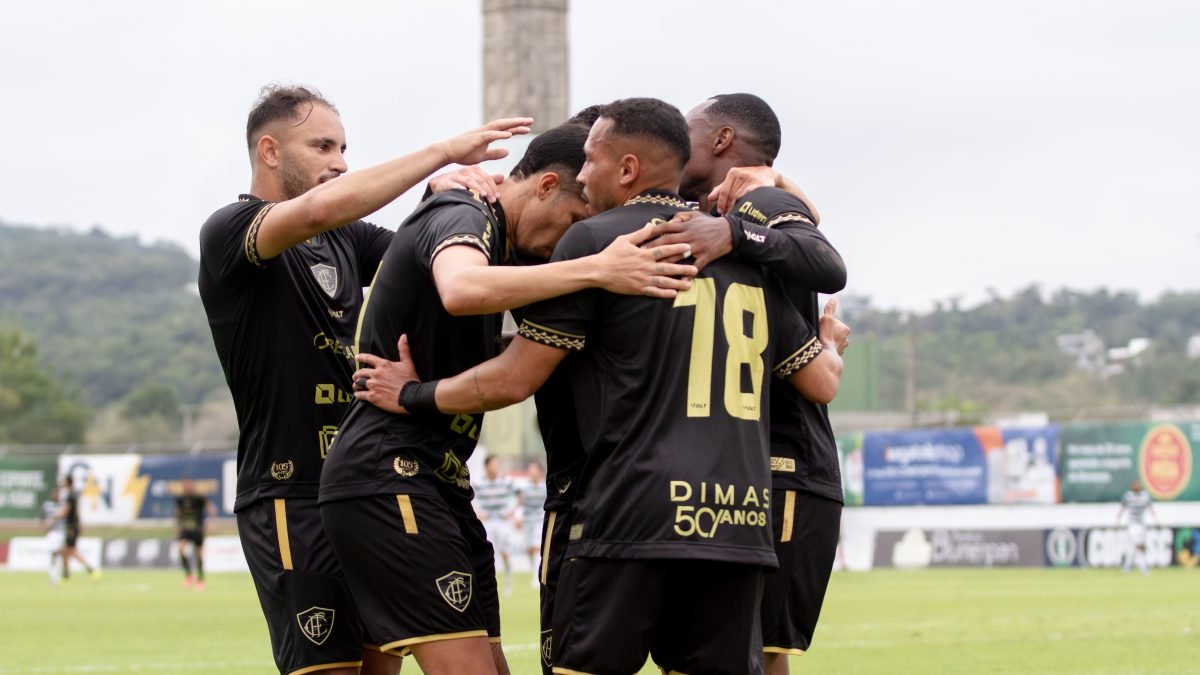 Figueirense engata a terceira vitória consecutiva e está no 'cangote' do líder na Copa SC