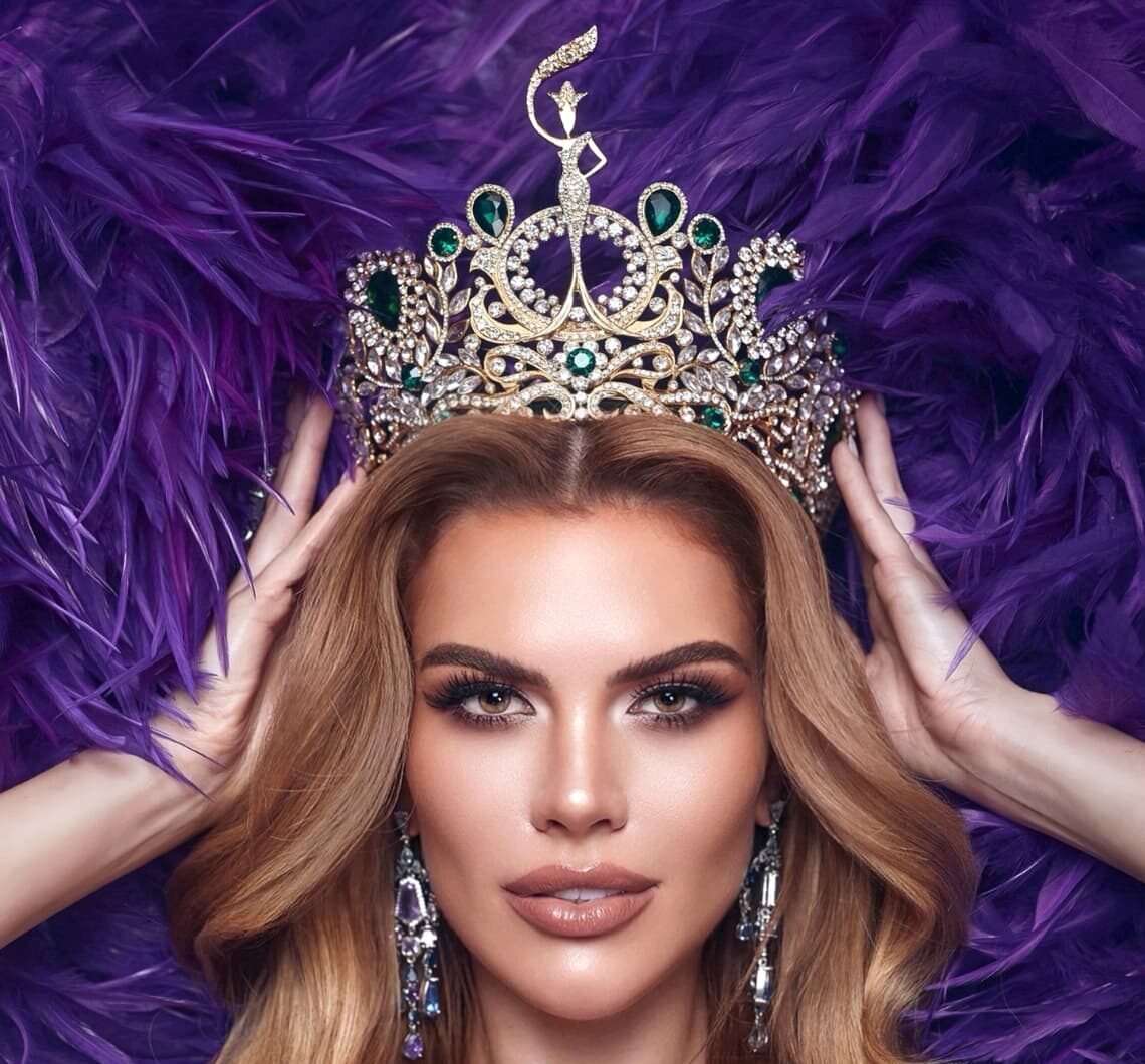 Miss Grand Brasil 2026, Paula Assunção, embarca rumo à Tailândia em busca da coroa para o Brasil