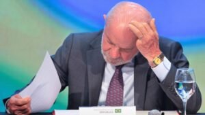 pressionado, Lula prepara socorro de R$ 20 bilhões a clubes
