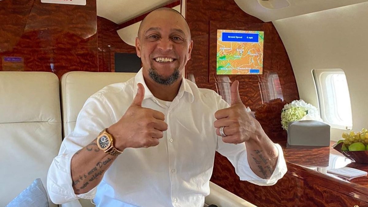 Roberto Carlos ganhou salário milionário e carro de R$ 2 milhões na Rússia