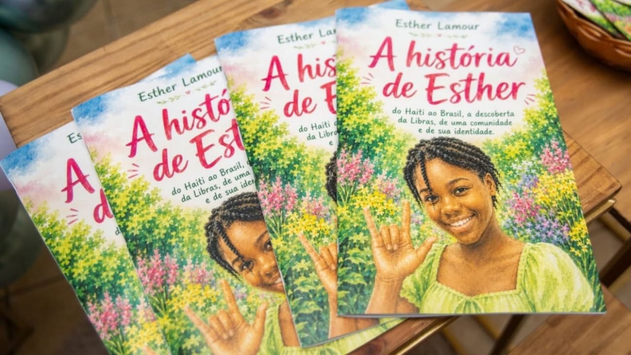 Livro de Esther Lamour 'A história de Esther' em libras;