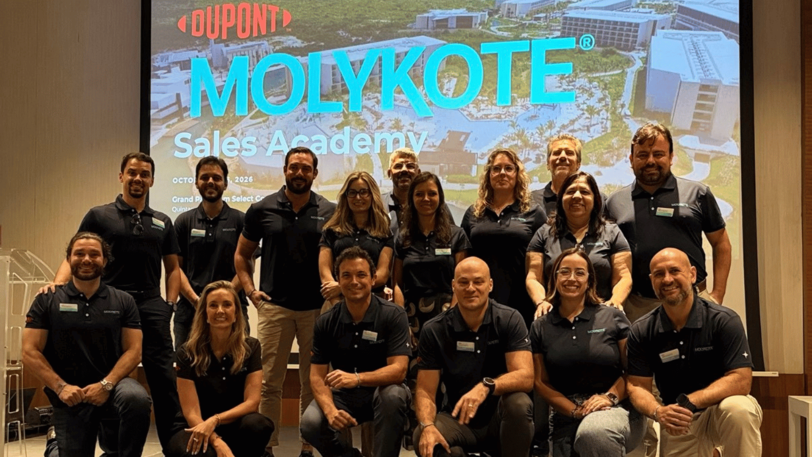 Anna Maoli participou da MOLYKOTE Sales Academy 2026, no México, representando a Lumobras e seus 64 anos de história no mercado brasileiro.