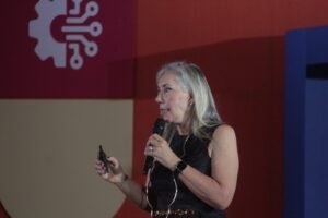 CREA-SC: Martha Gabriel destaca a integração entre inteligência humana e tecnologia no futuro dos negócios