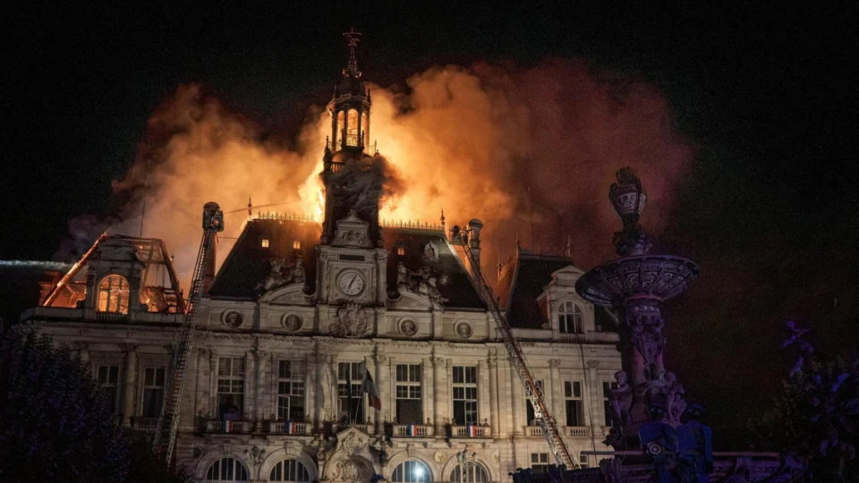 Como protestos de estudantes descambaram para violência e saques na França