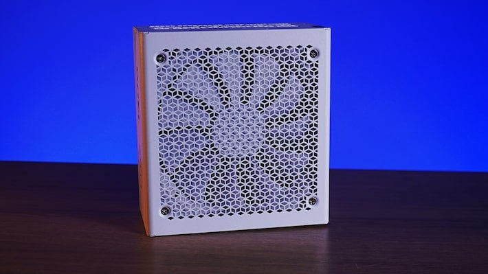 Cooler Master Elite Platinum tem 1300W de potência e ótimos cabos
