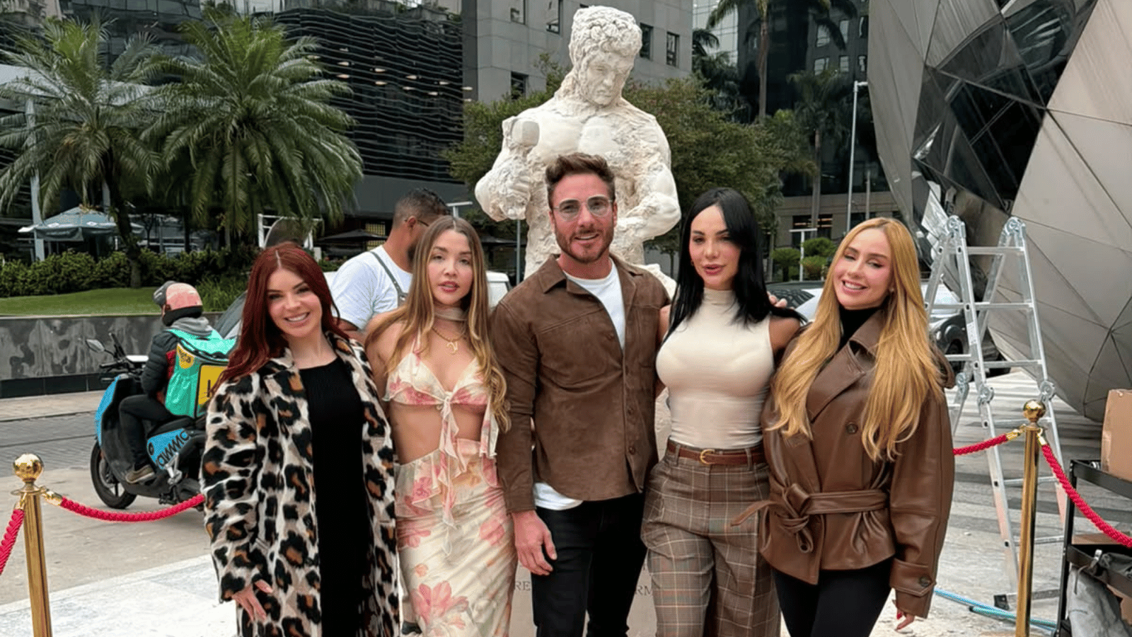 Personalidades prestigiam ação idealizada por Ramon Giraldi, fundador da Lapidation, diante de escultura humana na região da Faria Lima, em São Paulo.