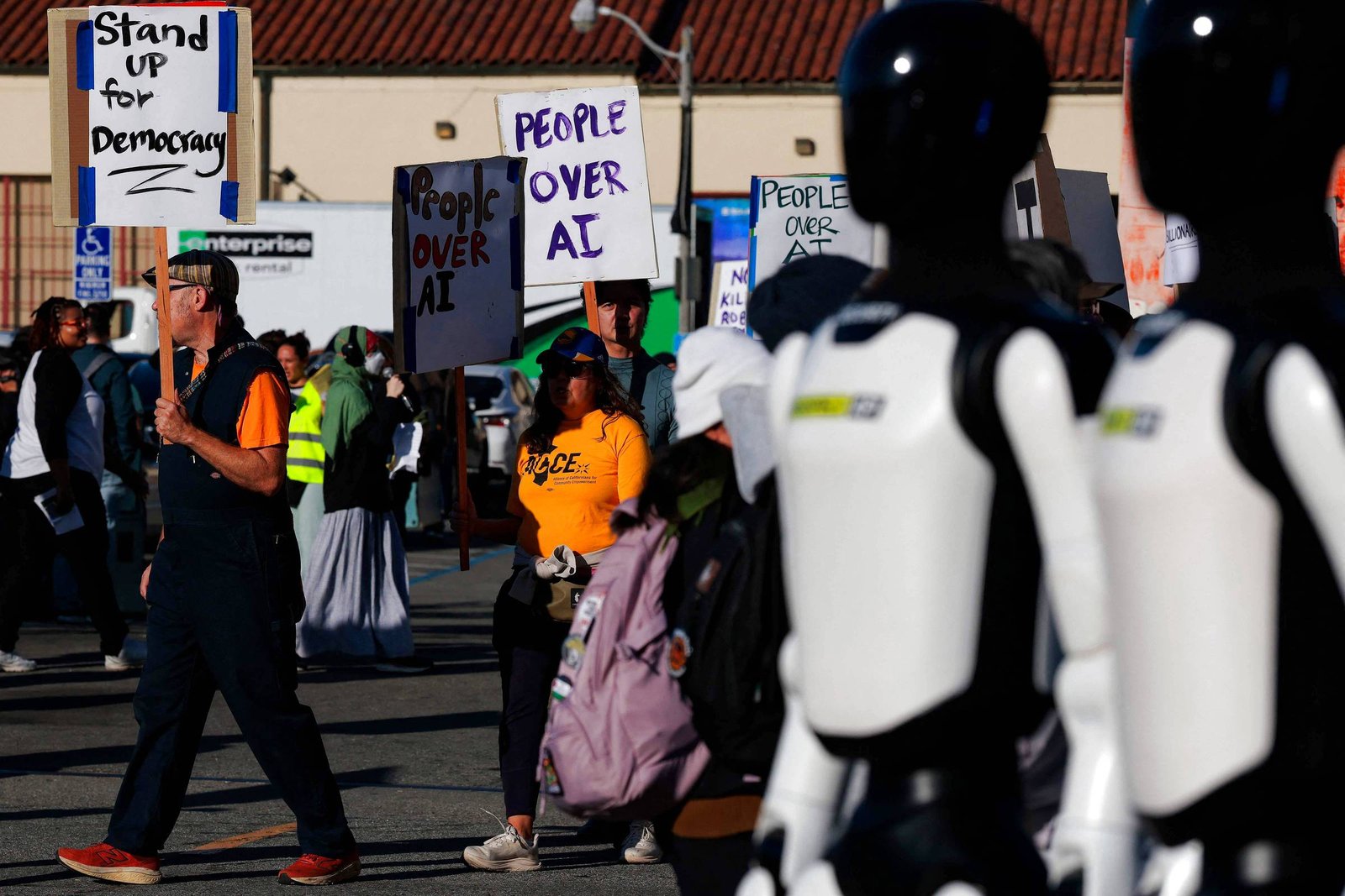 Manifestantes seguram cartazes com frases como