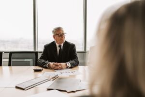 O que é uma holding e por que empresas criam essa estrutura?