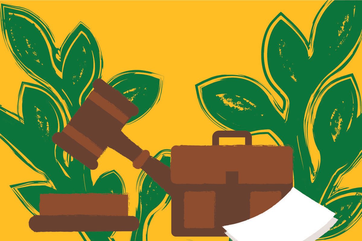 Sobre a ilustração de fundo amarelo com folhagem verde, estão um malhete (martelo de duas cabeças feito de madeira, utilizado por juízes em algumas cortes), uma pasta executiva e alguns papéis em branco.