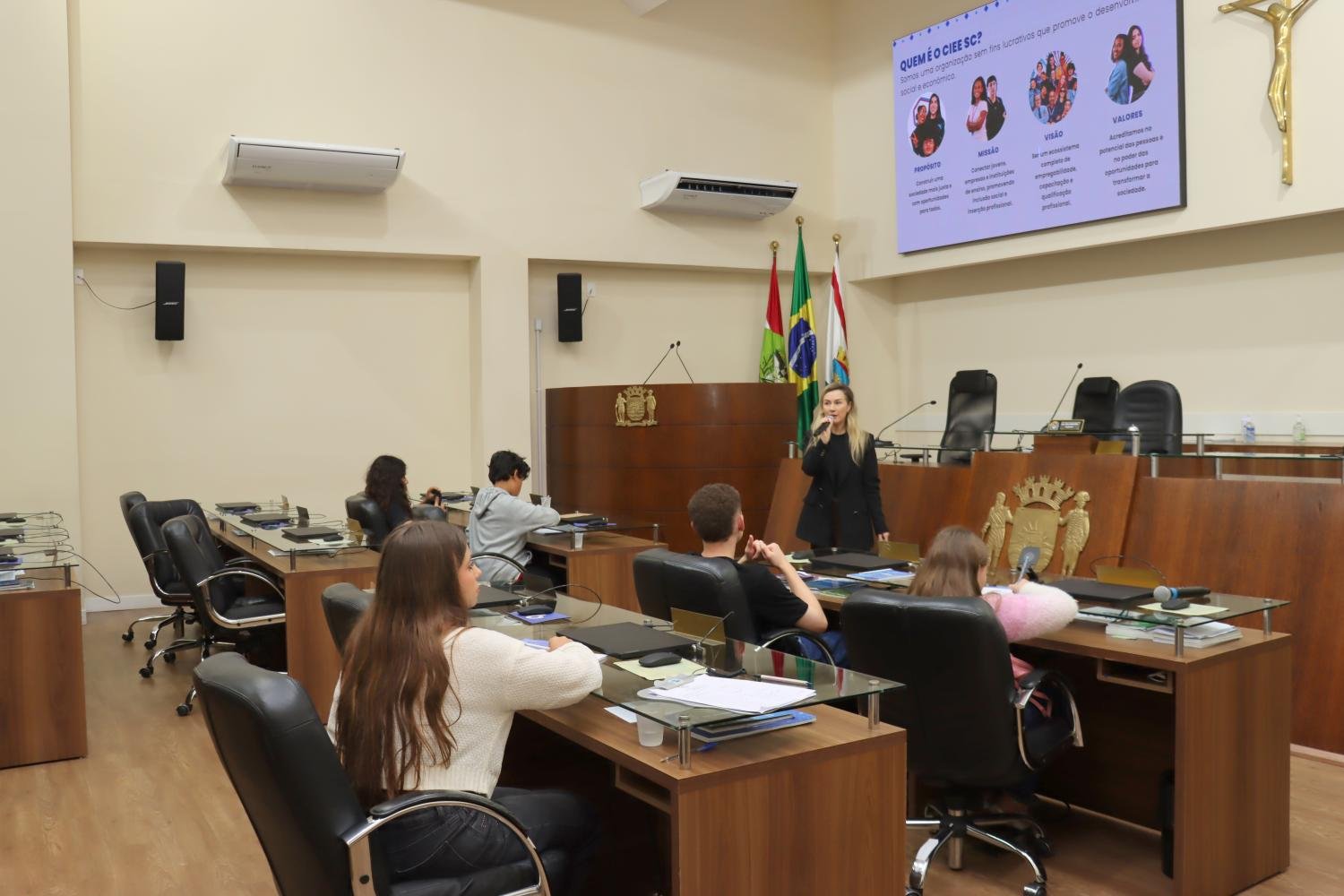 Palestra do CIEE/SC apresenta programas de inserção profissional aos vereadores mirins da Câmara Municipal de Florianópolis