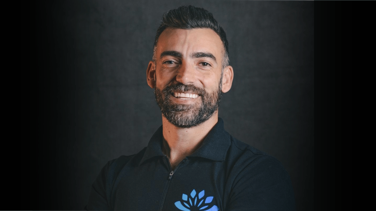 Édipo Rocha transformou a dificuldade da mãe em acessar o Pilates em um modelo de negócio que alcançou 100 estúdios pelo Brasil, unindo empreendedorismo, expansão e acesso à atividade física. · Foto: Divulgação