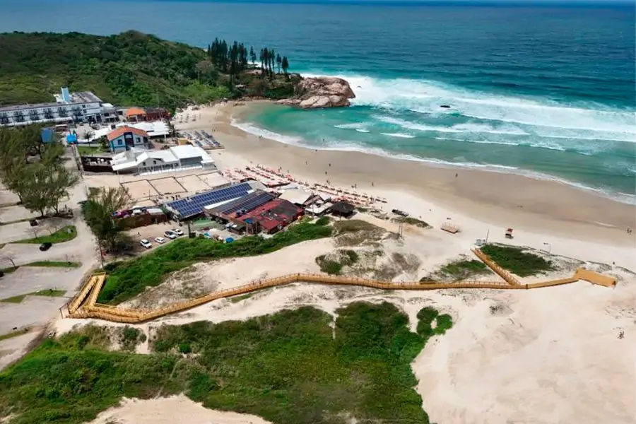 Praia da Joaquina ganha passarela ambiental de 185 metros sobre as dunas em Florianópolis • Sul de Floripa