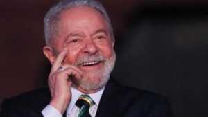 Vitória de Lula provoca tombo histórico na Bolsa e dólar dispara