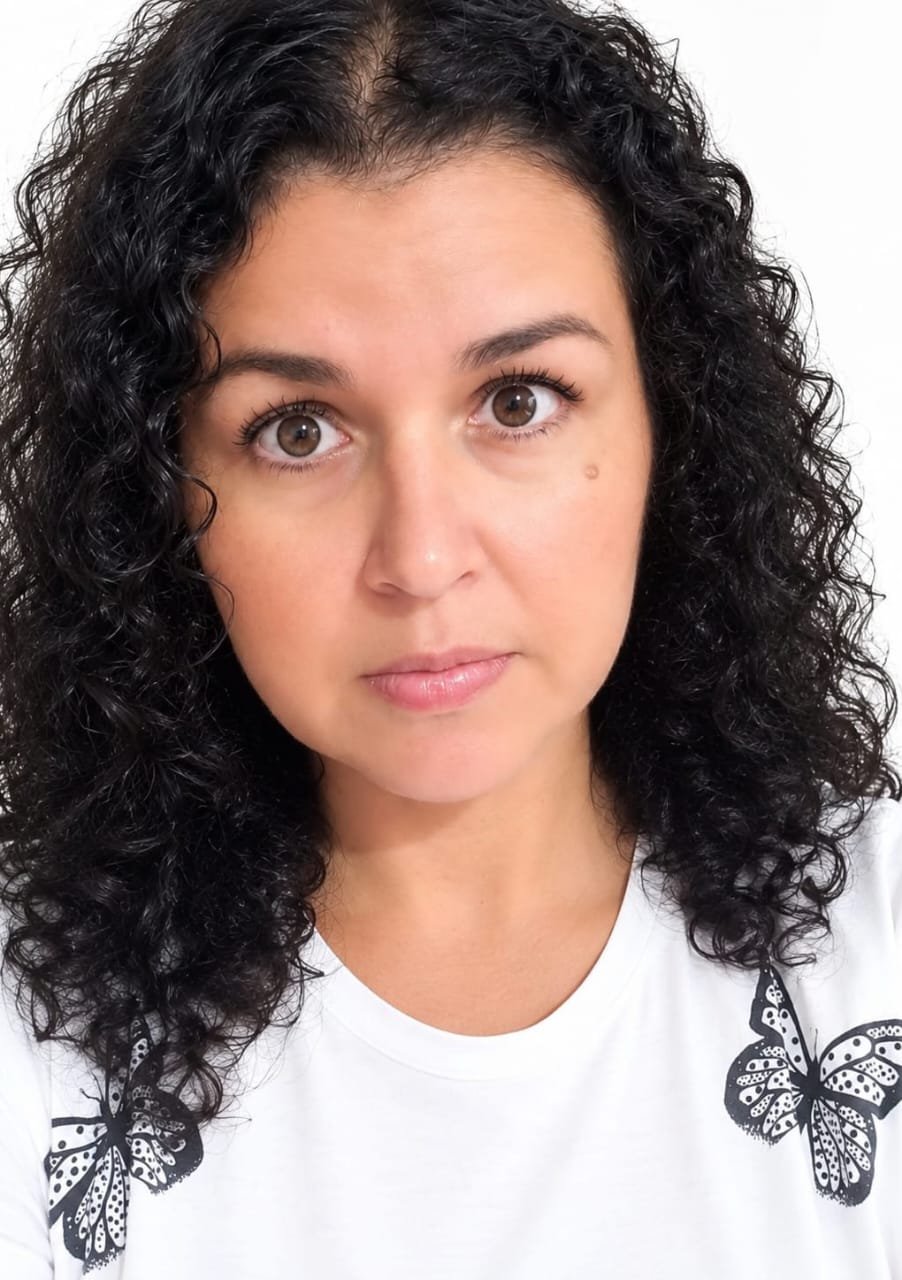 Lívia Rosa Santana consolida trajetória no jornalismo e amplia atuação na comunicação nacional e internacional