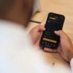 XP lança conta para menores de 18 anos com acesso a investimentos, Pix e cartão de débito