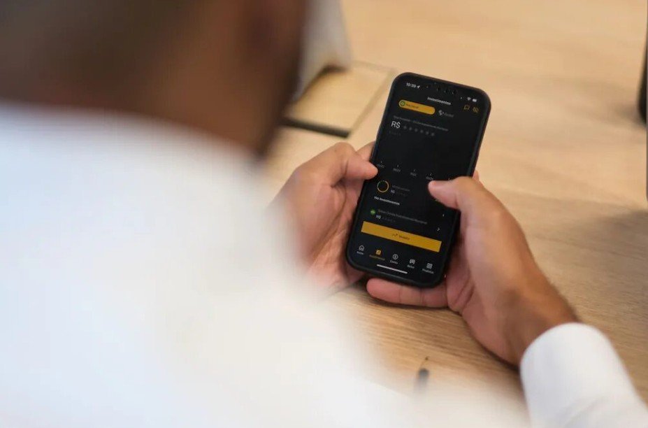 XP lança conta para menores de 18 anos com acesso a investimentos, Pix e cartão de débito