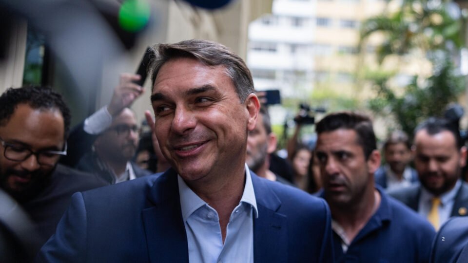 a estratégia de Flávio Bolsonaro
