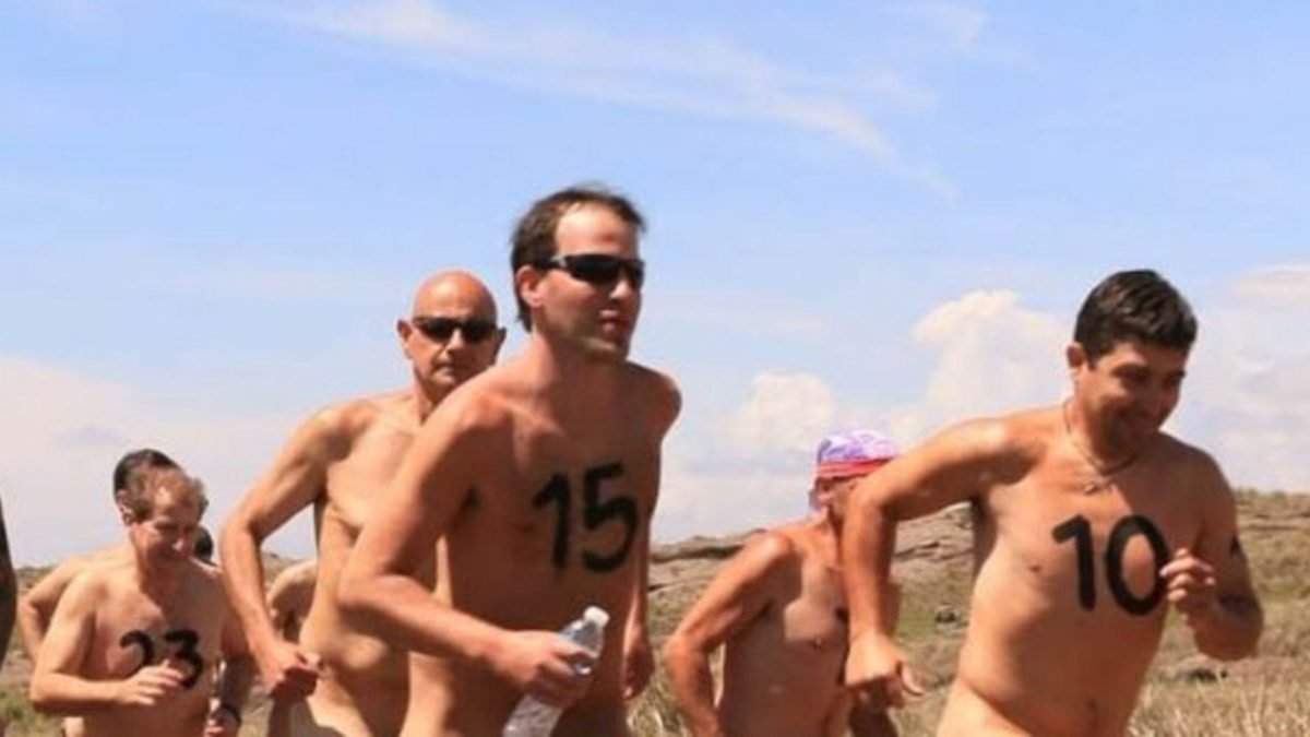 Corrida nudista que atrai até atletas de 80 anos e exige apenas o tênis já tem data para sua 20ª edição